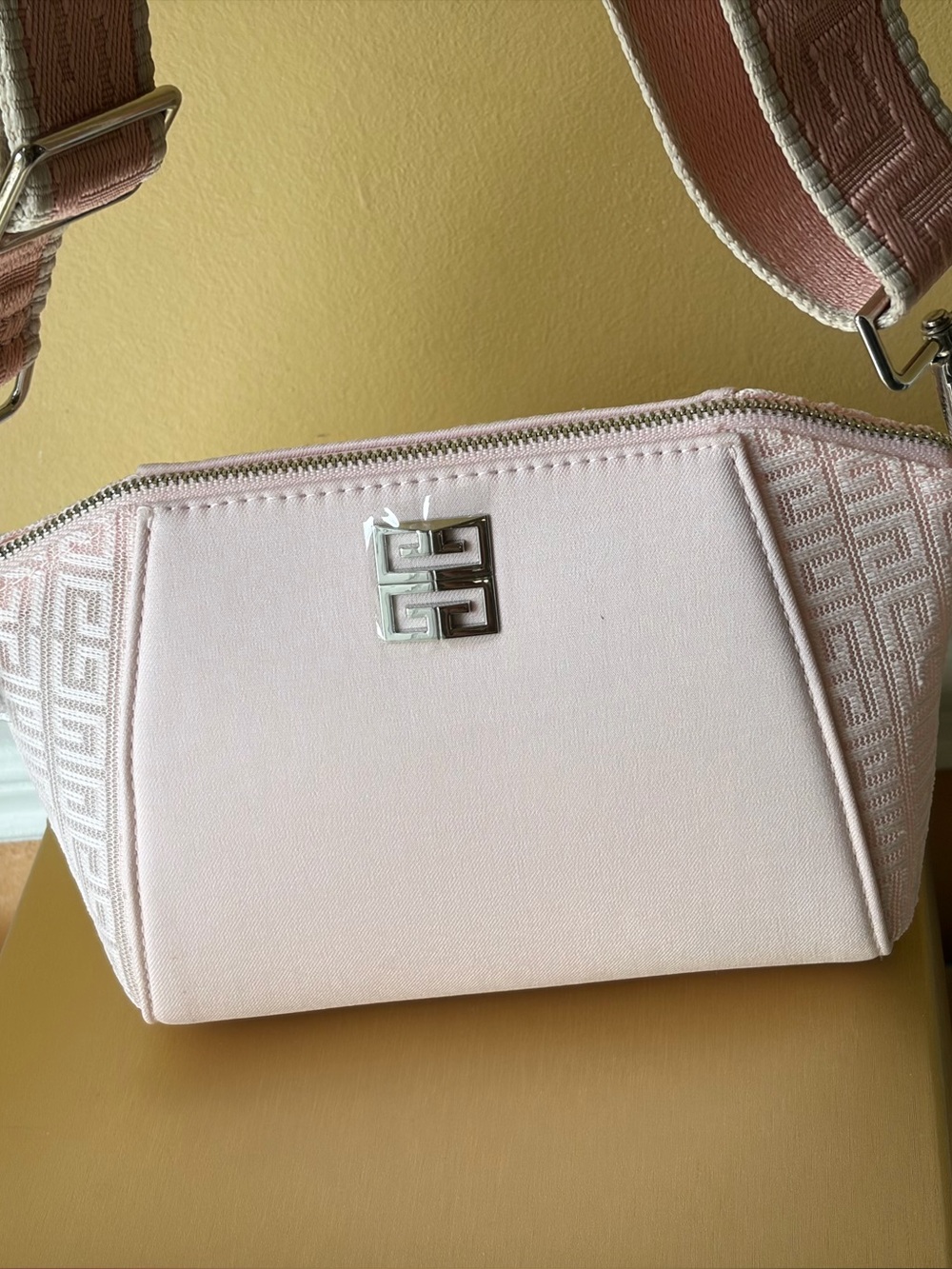 Givenchy - Picture 7 of 11